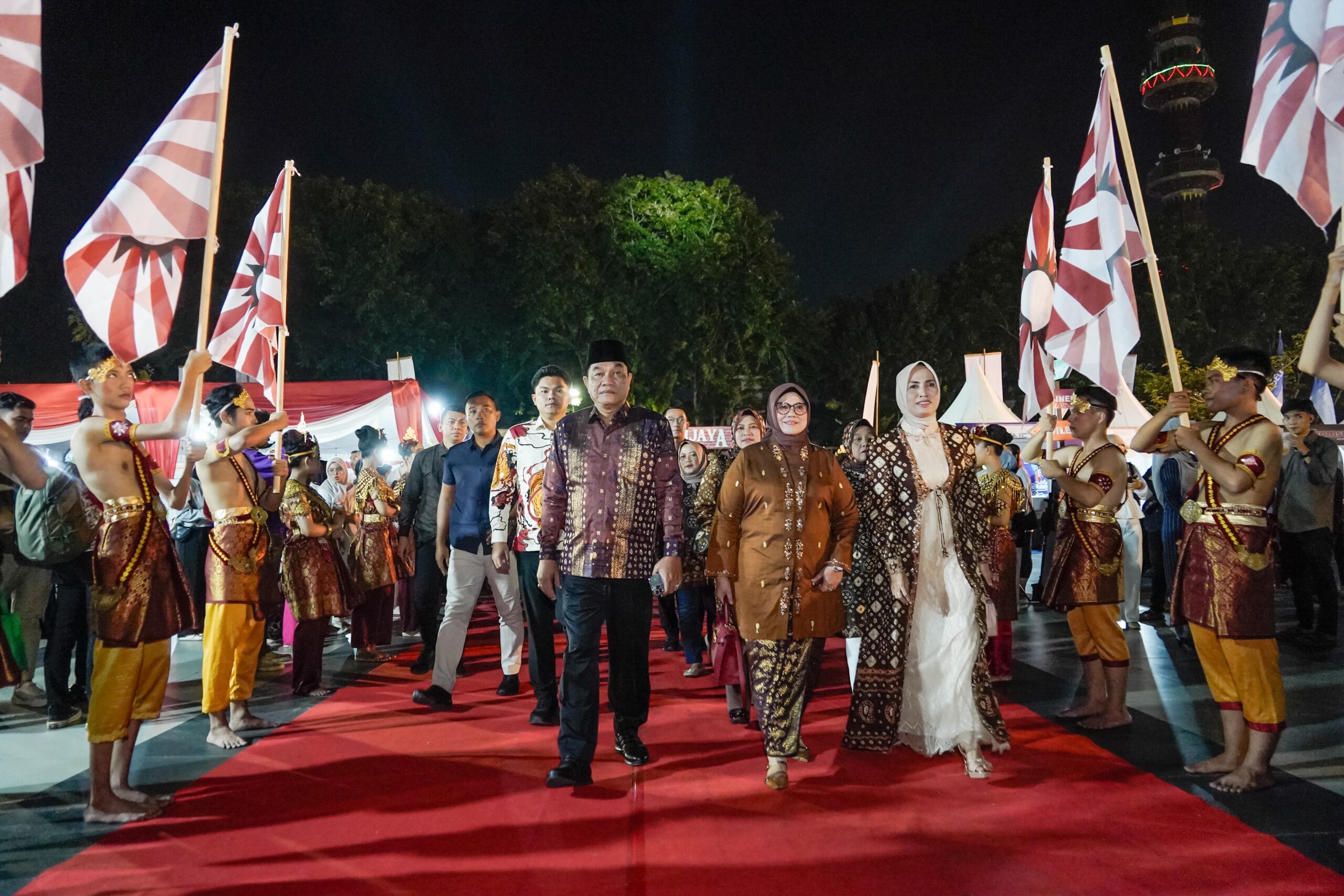 Festival Sriwijaya XXXIII Tahun 2025, Bupati Muba HM. Toha Hadir langsung bersama Patimah Ketua TP PKK Muba.